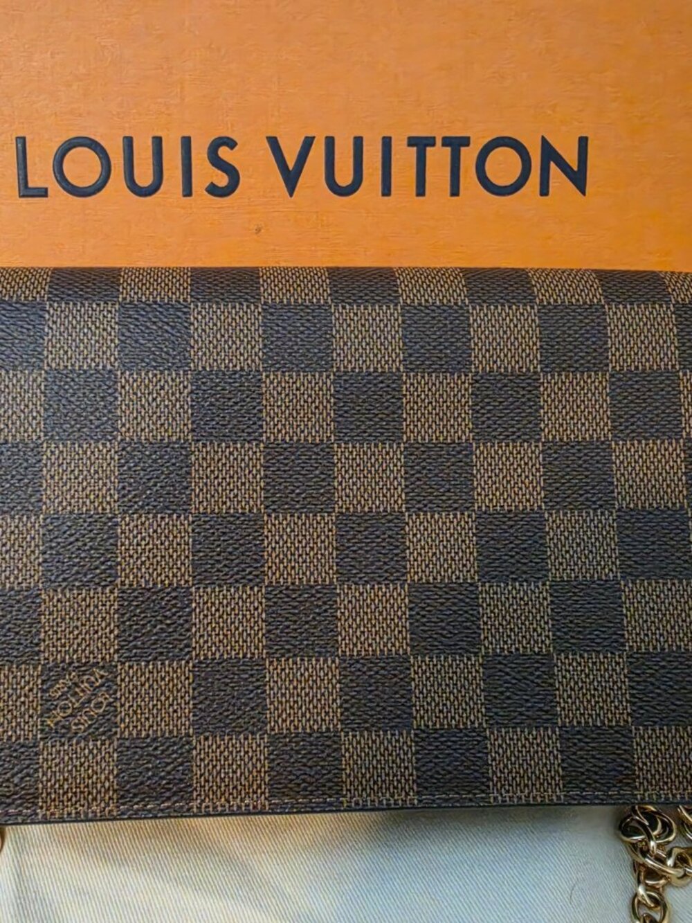 Louis Vuitton - Picture 2 of 12